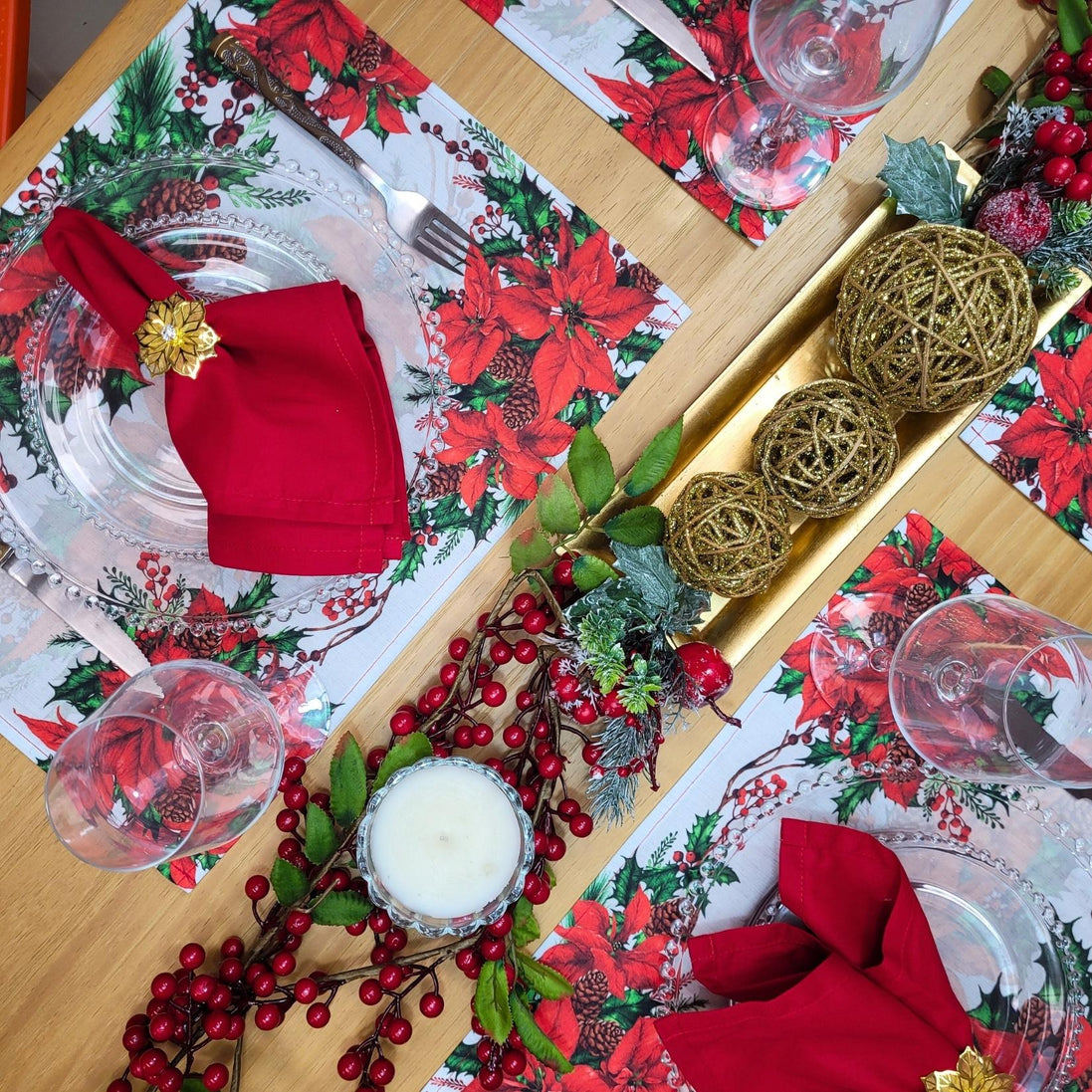 Conjunto de 4 Jogos Americanos de Natal Maravilhosos com Estampa Floral em Tecido Impermeável 43 x 33 cm - Vermelho Escuro