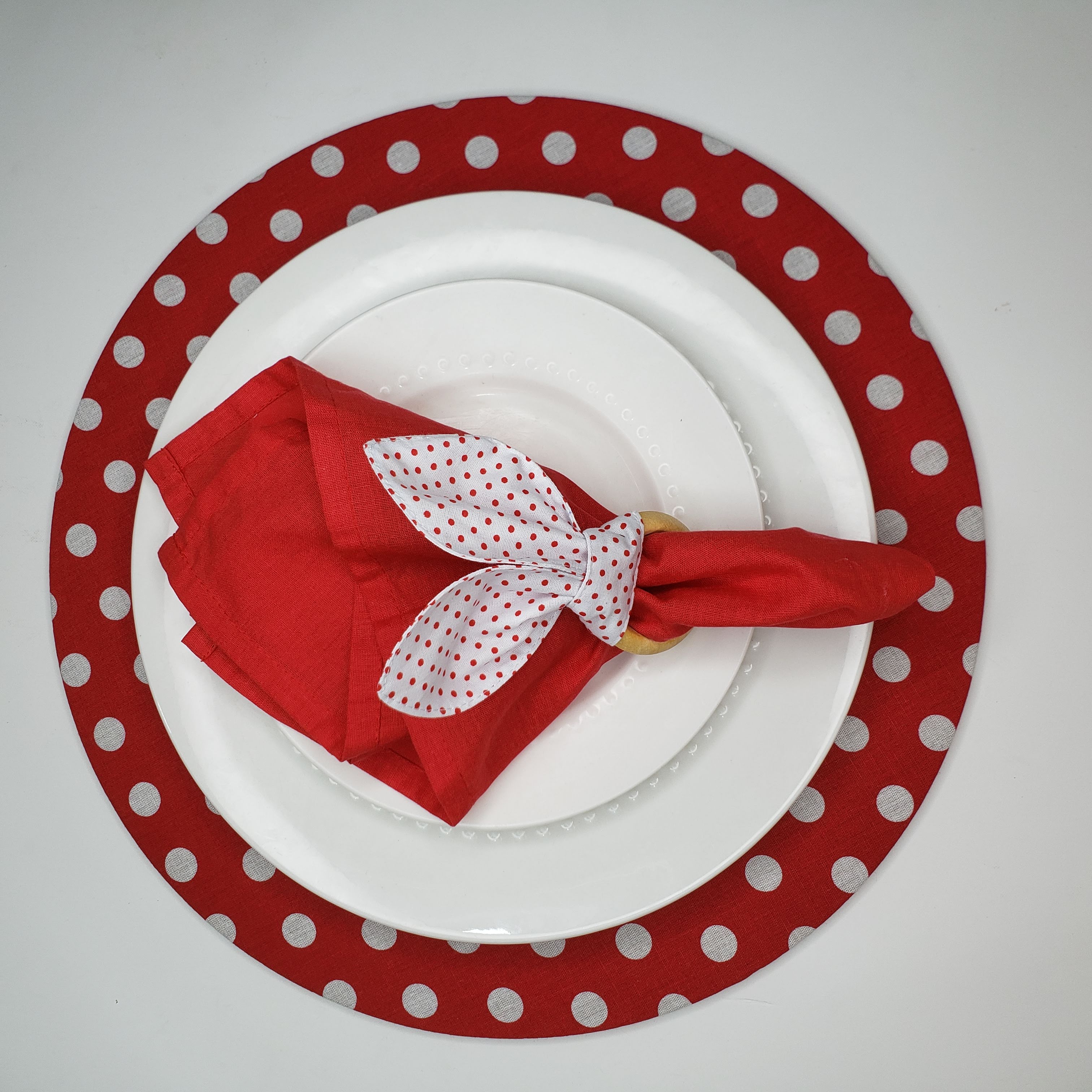 Set of 4 Round Placemats Covers 14 Dia inch Dot Polka Red White