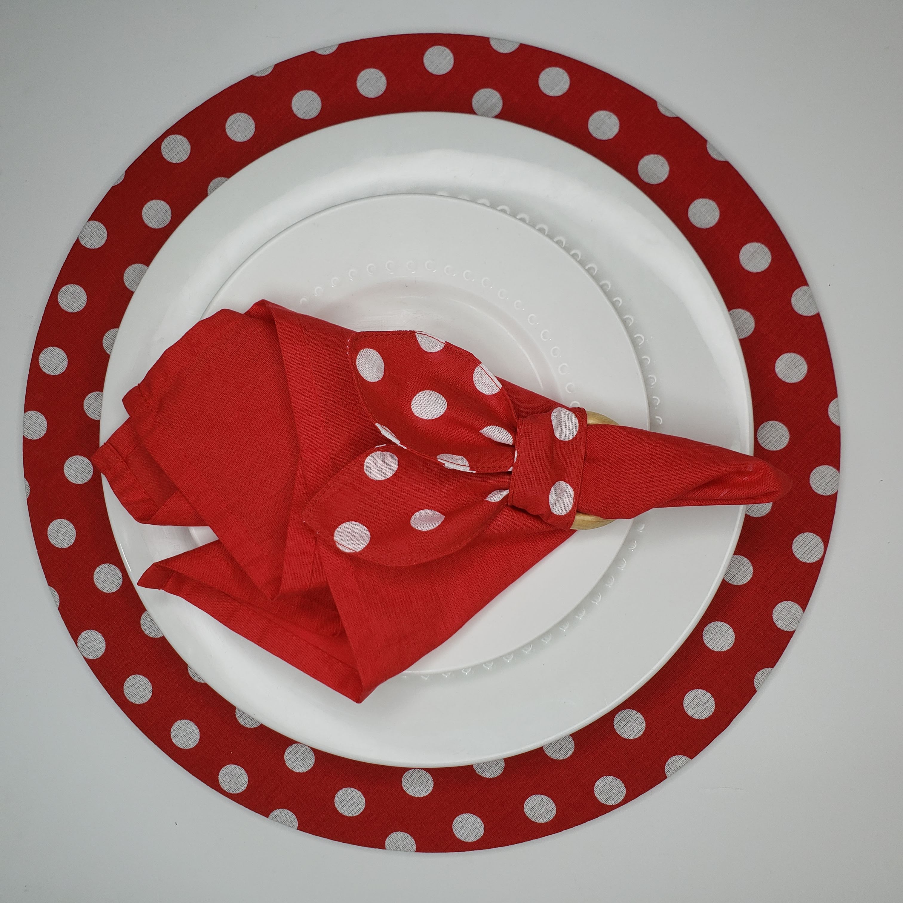 Set of 4 Round Placemats Covers 14 Dia inch Dot Polka Red White