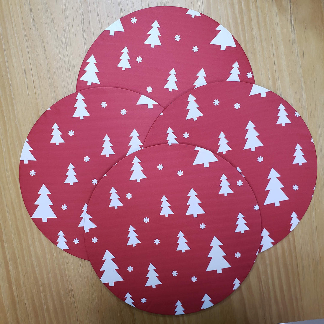 Conjunto de 4 Capas para Jogo Americano Redondo Árvore de Natal em Tecido 35,5 cm Diâmetro - Sintético - Vermelho