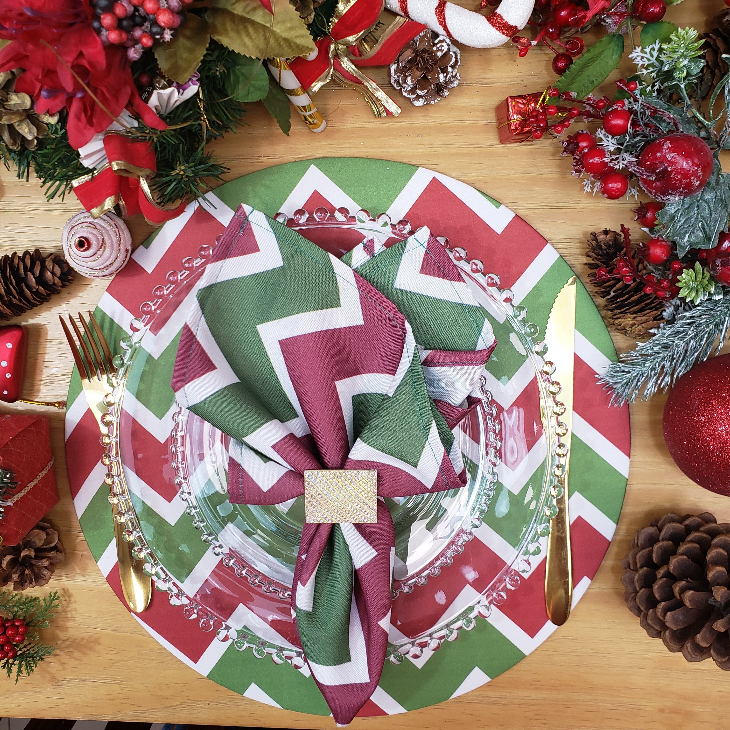 Charlo's Christmas Cloth Napkins Set of 4 Chevron Red Green 16