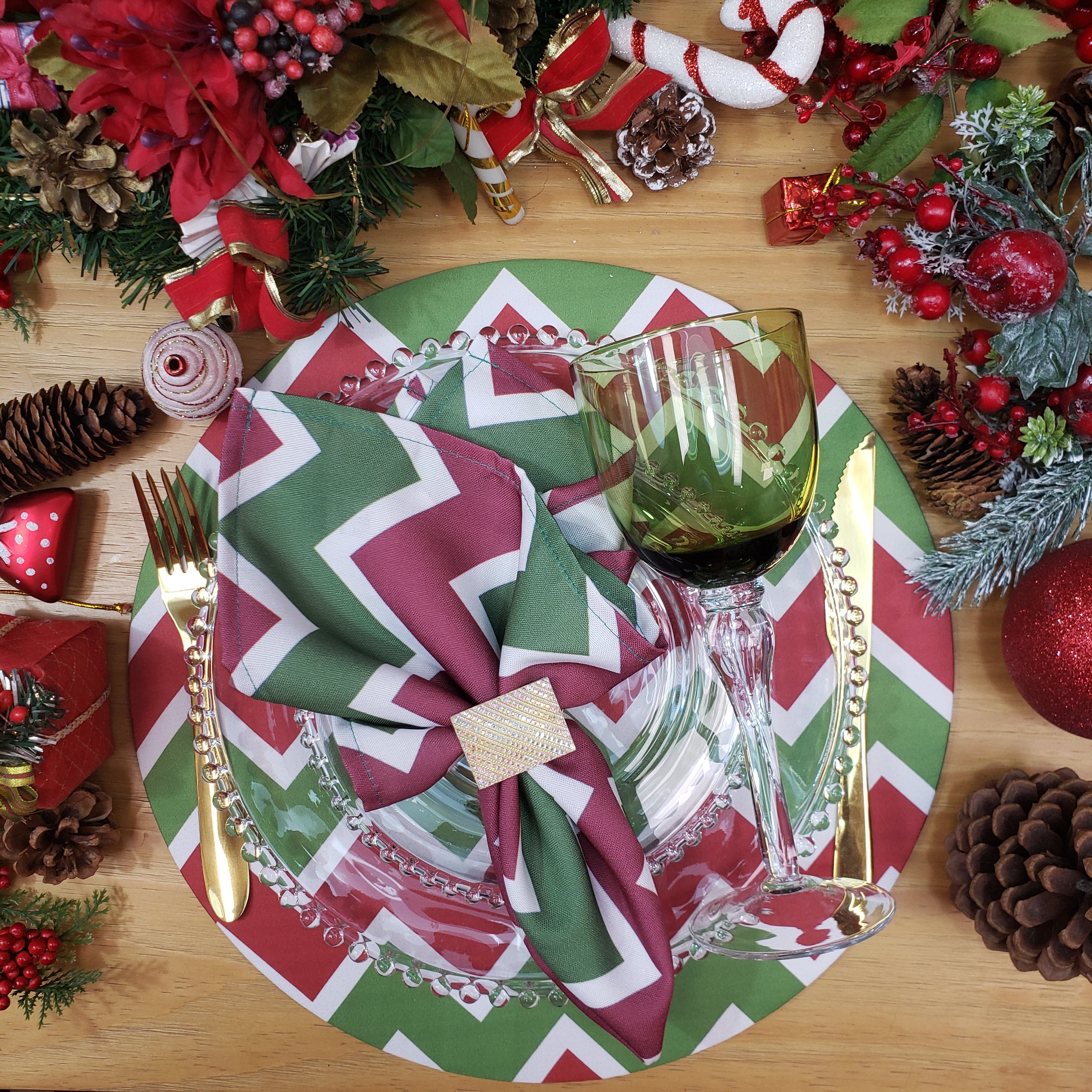 Set of 4 Round Placemats Covers Christmas Chevron Green Red Cloth 14