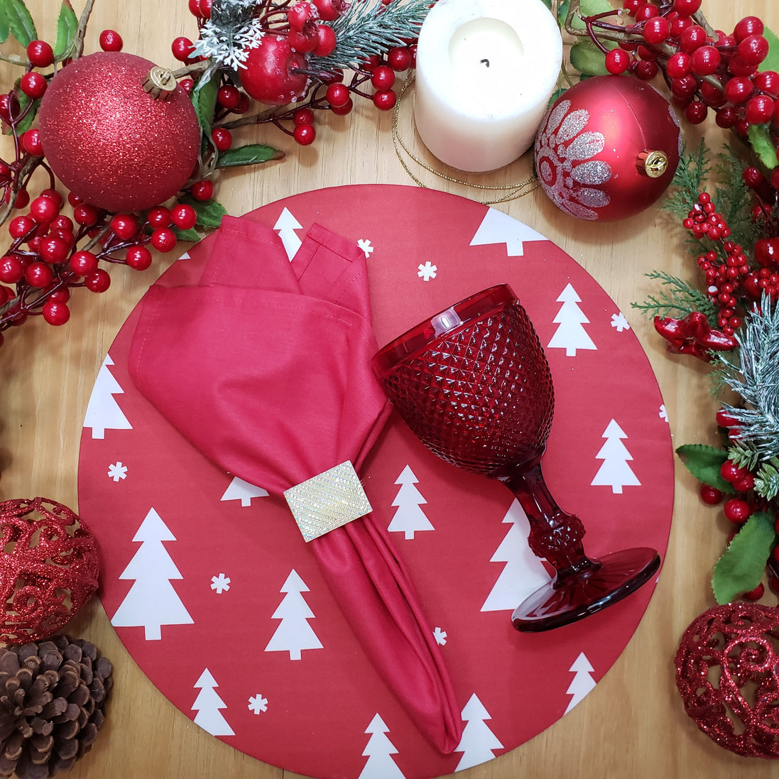 Conjunto de 4 Capas para Jogo Americano Redondo Árvore de Natal em Tecido 35,5 cm Diâmetro - Sintético - Vermelho