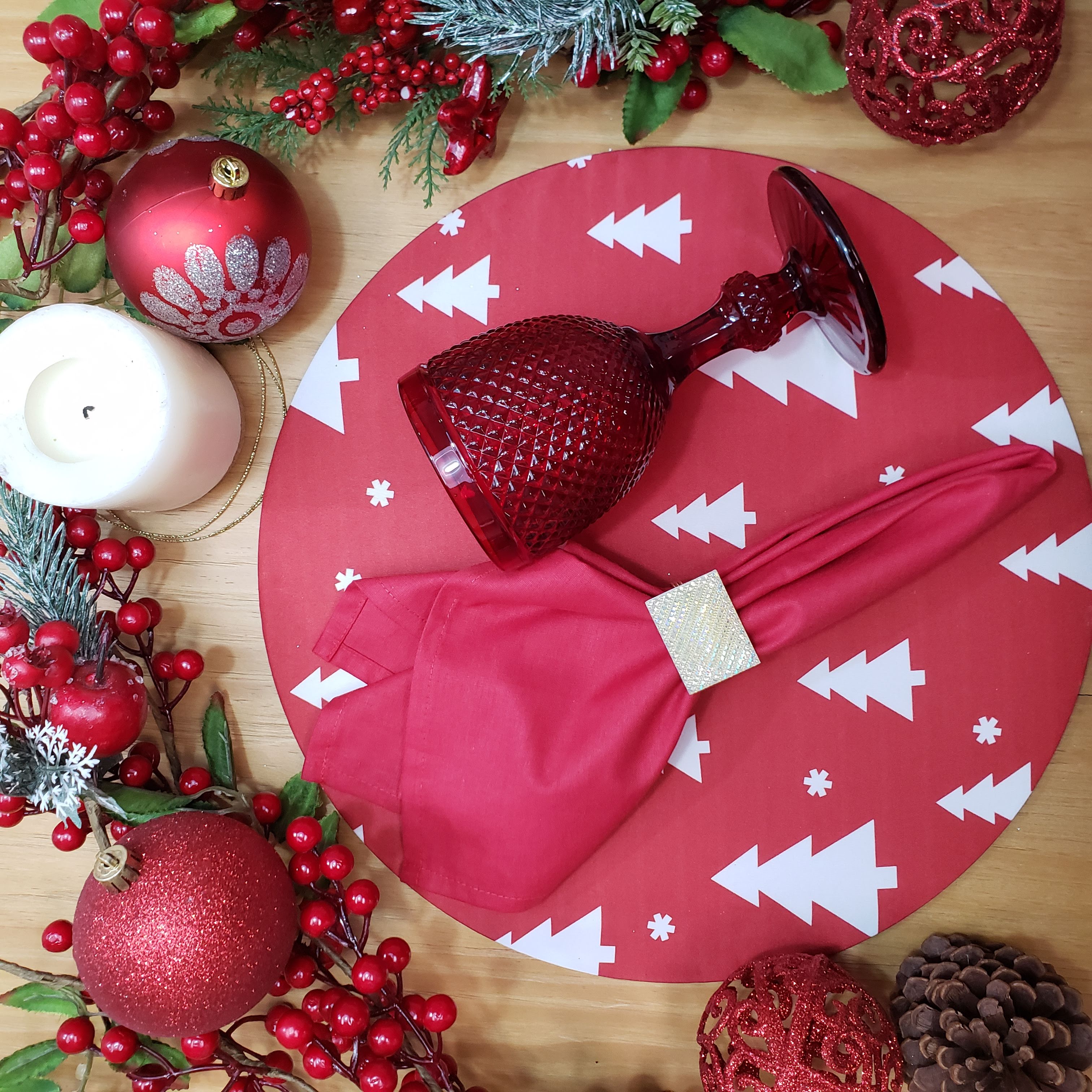 Conjunto de 4 Capas para Jogo Americano Redondo Árvore de Natal em Tecido 35,5 cm Diâmetro - Sintético - Vermelho