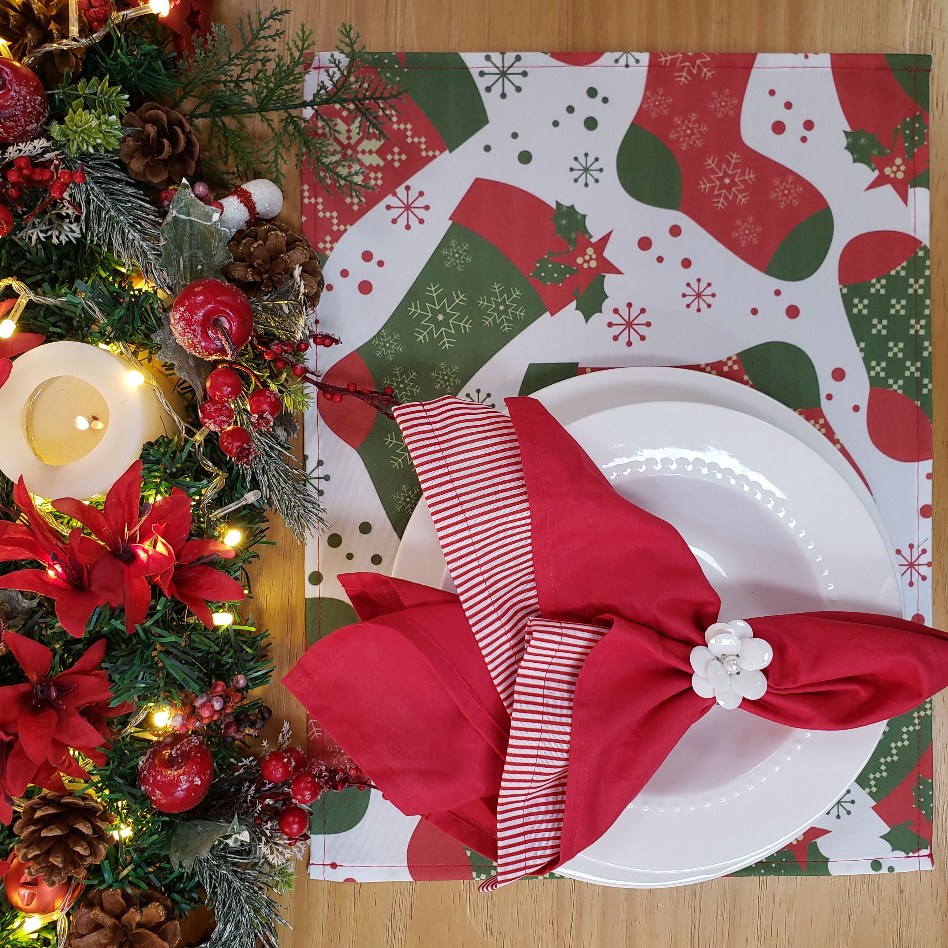 Conjunto de 4 Jogos Americanos de Tecido Impermeável com Meia de Papai Noel de Natal 43cm x 33cm - Vermelho