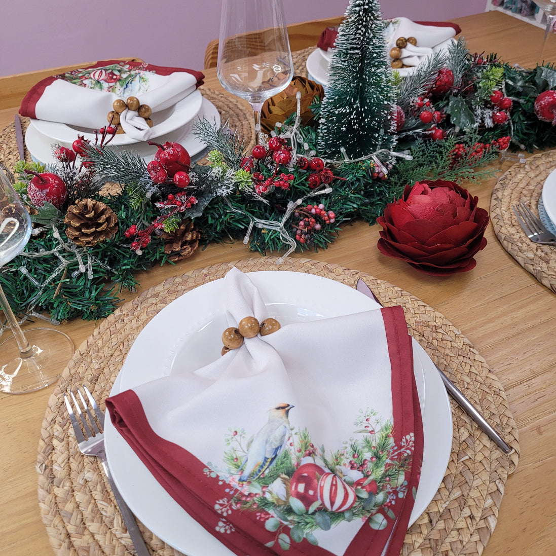 Conjunto de 4 Guardanapos de Pano Charlo - Pássaro de Natal Marsala 40,6cm x 40,6cm - Vermelho