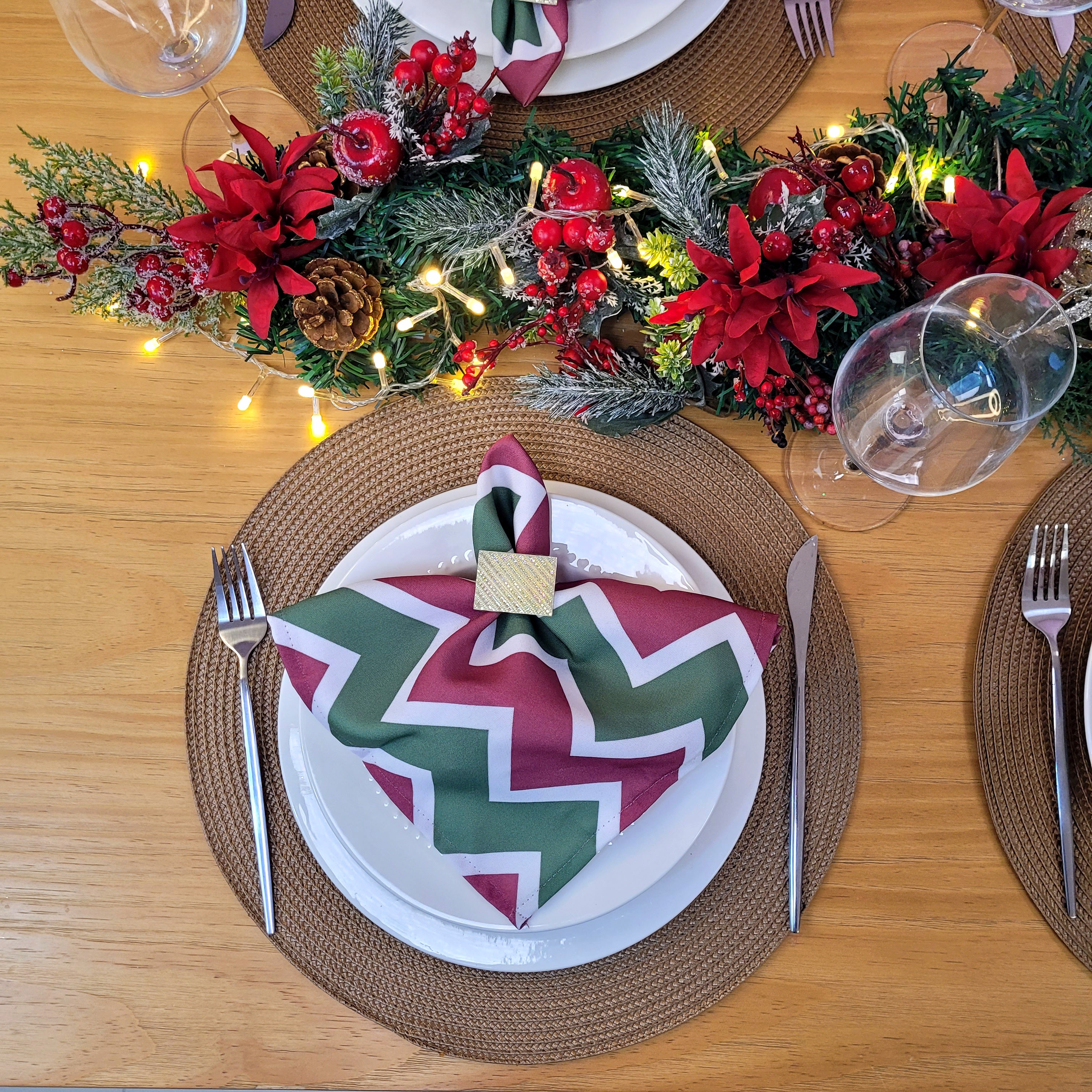 Charlo's Christmas Cloth Napkins Set of 4 Chevron Red Green 16