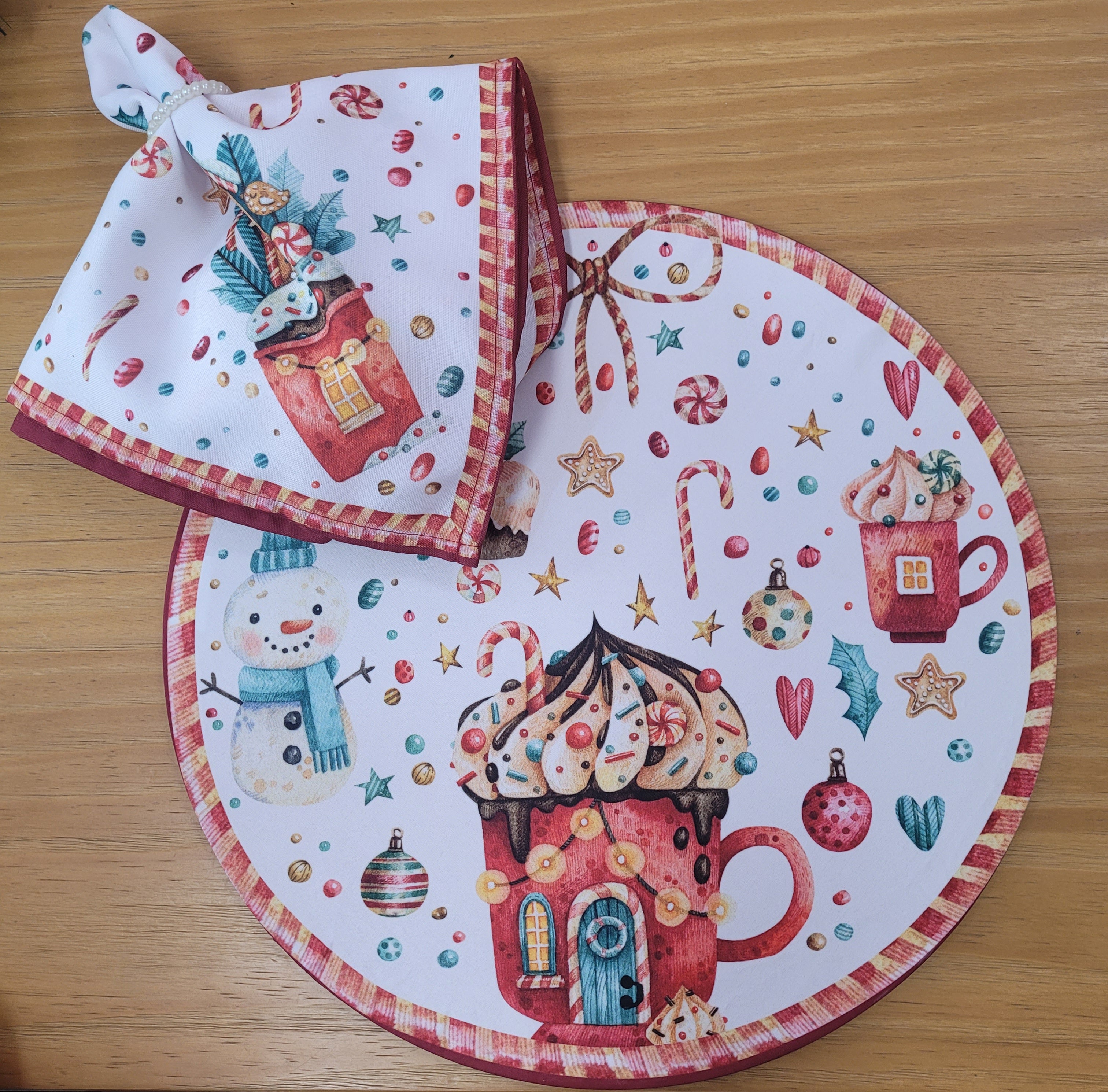 Conjunto com 4 Capas de Sousplat Redondo de Natal Tema Doces 35cm Diâmetro em Tecido Sintético - Branco