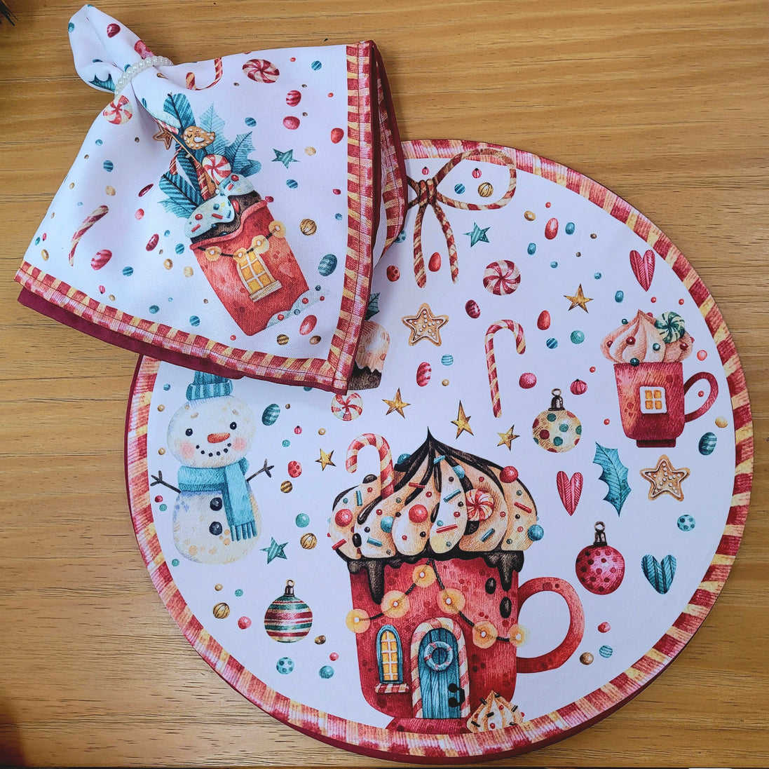 Conjunto com 4 Capas de Sousplat Redondo de Natal Tema Doces 35cm Diâmetro em Tecido Sintético - Branco