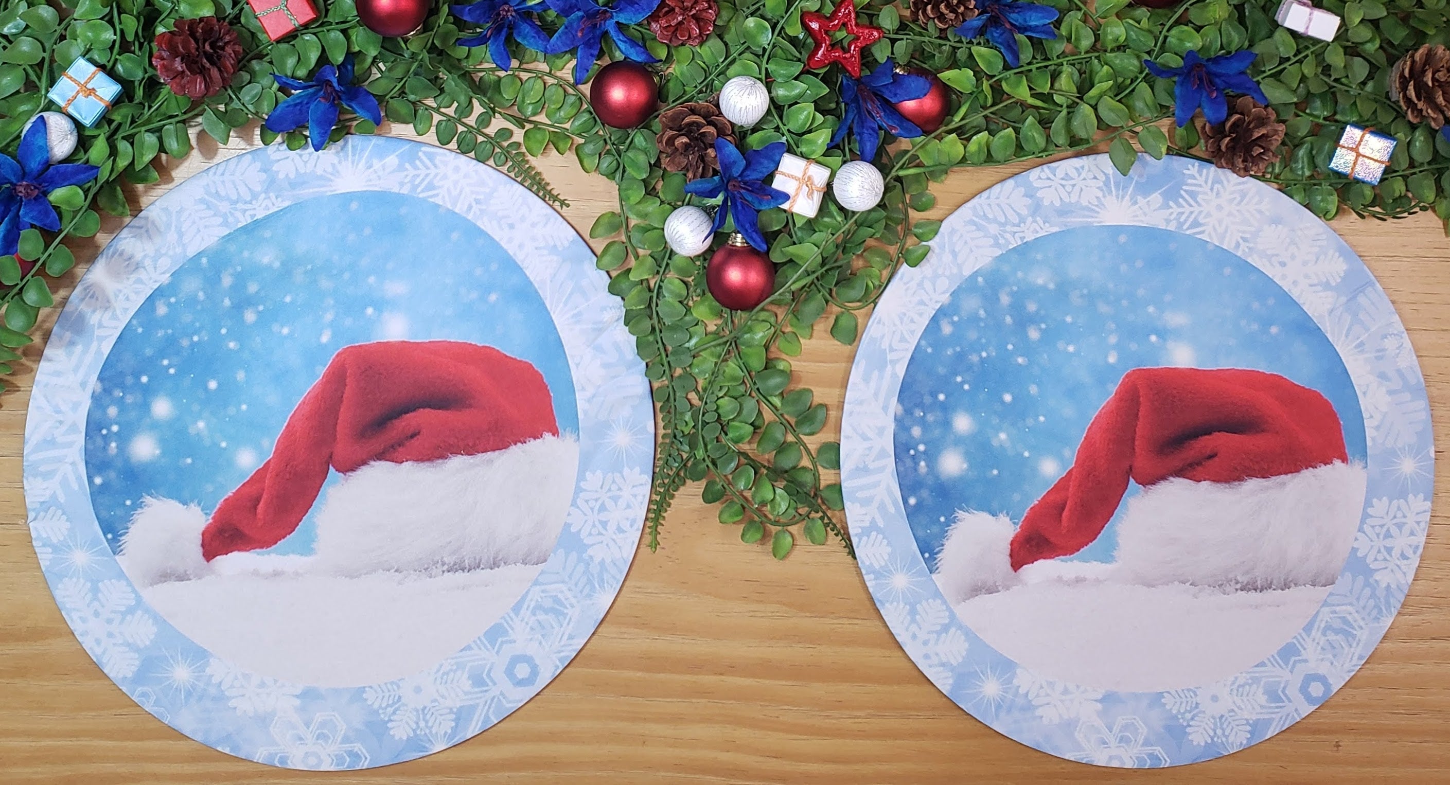 Conjunto de 4 Protetores de Jogo Americano Redondos Temáticos de Natal Touca de Papai Noel de Pano 35,5 cm Diâmetro - Azul