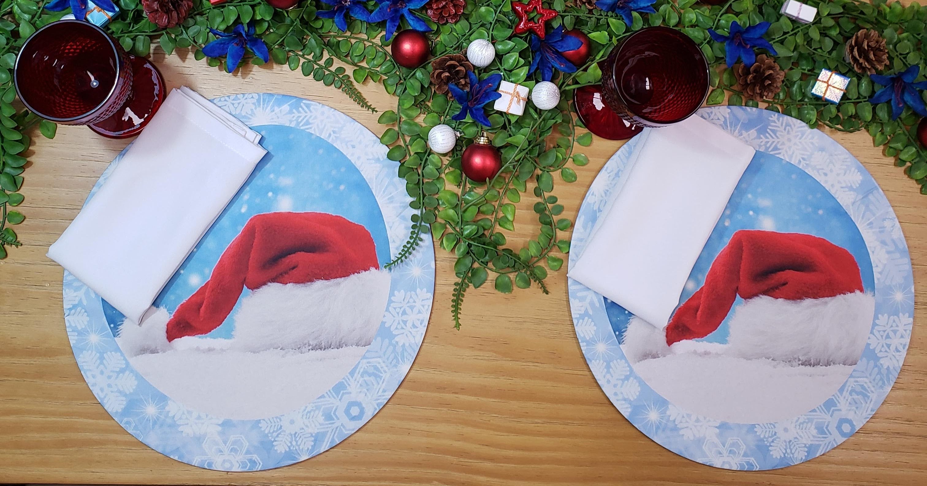 Conjunto de 4 Protetores de Jogo Americano Redondos Temáticos de Natal Touca de Papai Noel de Pano 35,5 cm Diâmetro - Azul