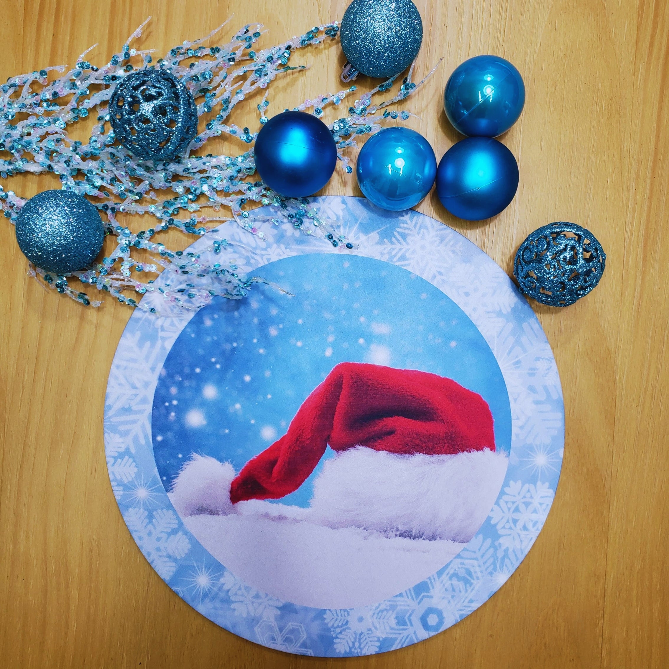 Conjunto de 4 Protetores de Jogo Americano Redondos Temáticos de Natal Touca de Papai Noel de Pano 35,5 cm Diâmetro - Azul