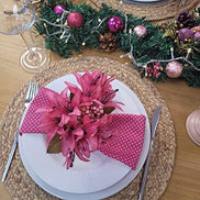 طقم مناديل قماش شارلوت من 4 قطع باللون الوردي الداكن المنقط 100٪ قطن مقاس 15 بوصة × 15 بوصة قابل للغسل وإعادة الاستخدام