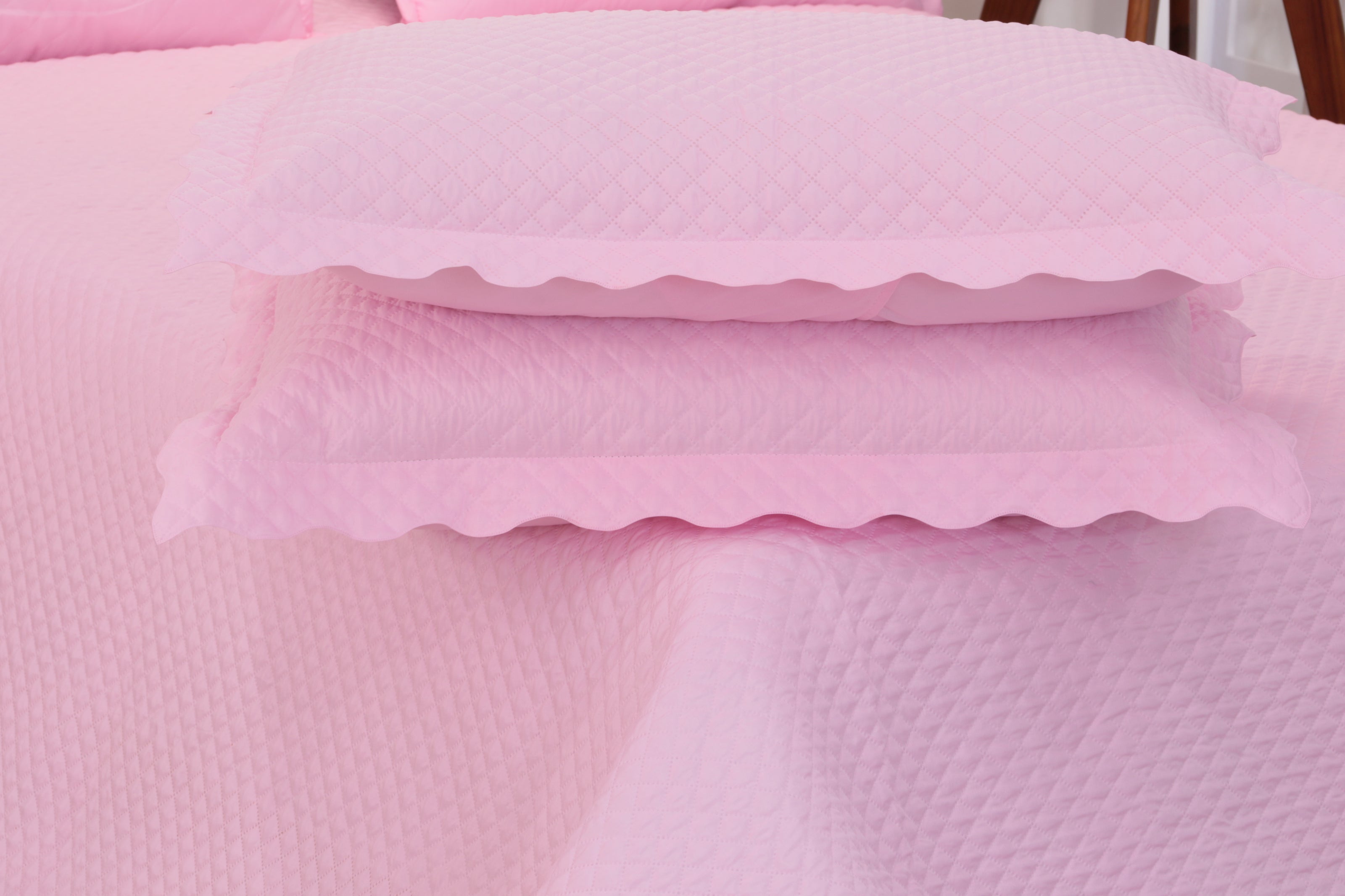 Queen Quilted Bedspread Set 3 Pieces Pink 98.4 x 94.5 in – Soft Microfiber Lightweight Bedding