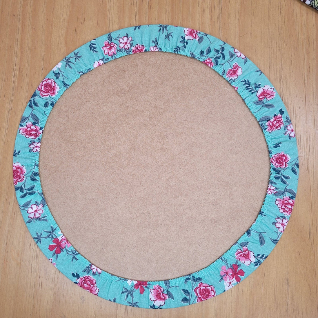 Charlo - Kit com 4 Capas de Sousplat Redondas 35,5 cm Diâmetro Floral Verde-Água