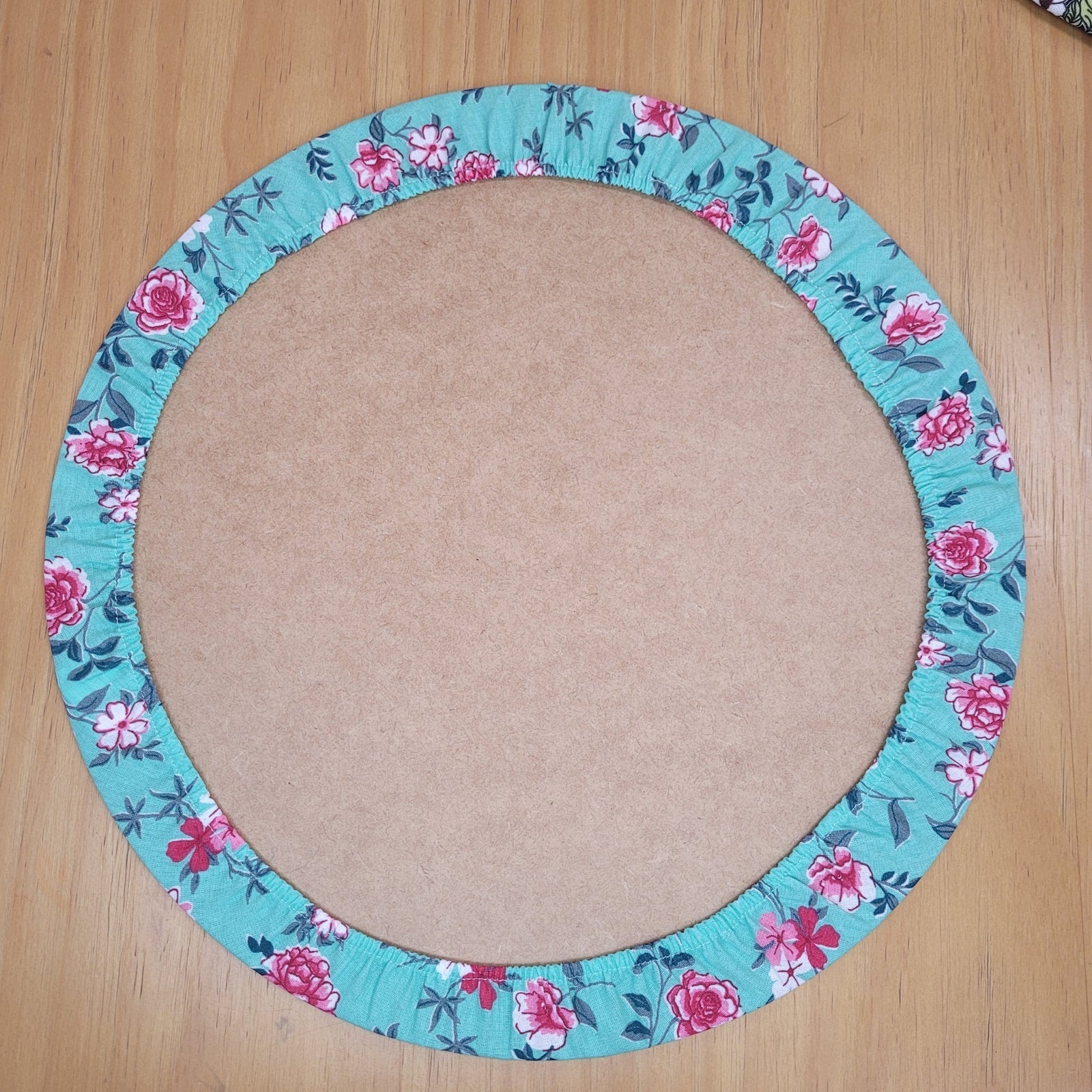 Charlo - Kit com 4 Capas de Sousplat Redondas 35,5 cm Diâmetro Floral Verde-Água